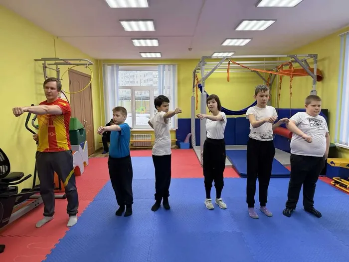 Тренер показывает упражнение-дети повторяют