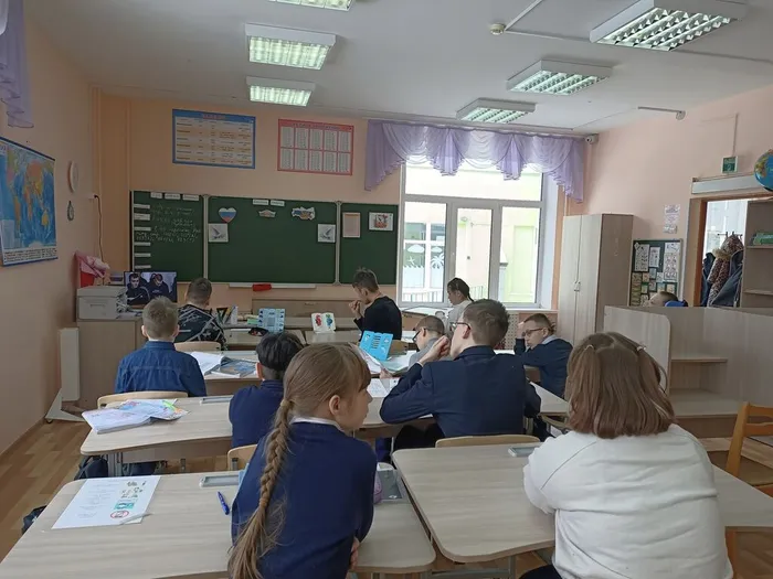 Ученики 5 классов слушают лекцию