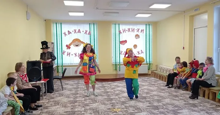 Клоуны загадывают шуточные загадки