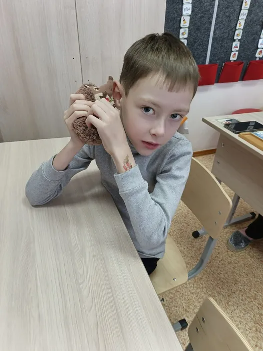 Обучающийся проверяет, как умеет пищать ежик