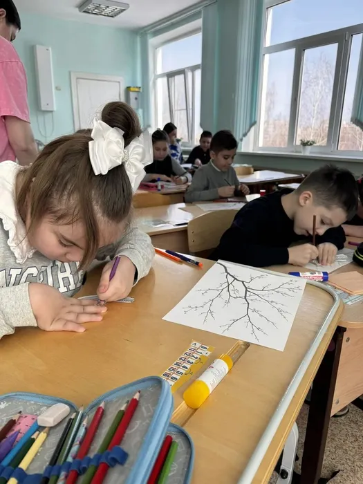 ученики выполняют раскрашивание