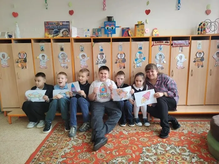 ученики раскрасили космические корабли