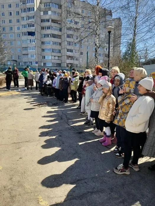 заместитель директора опрашивает педагогов о количестве эвакуированных