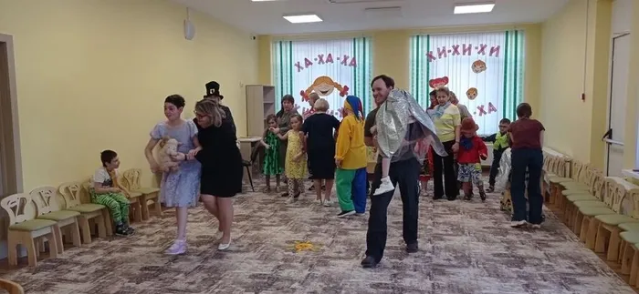 Родители с детьми принимают участие в веселой эстафете