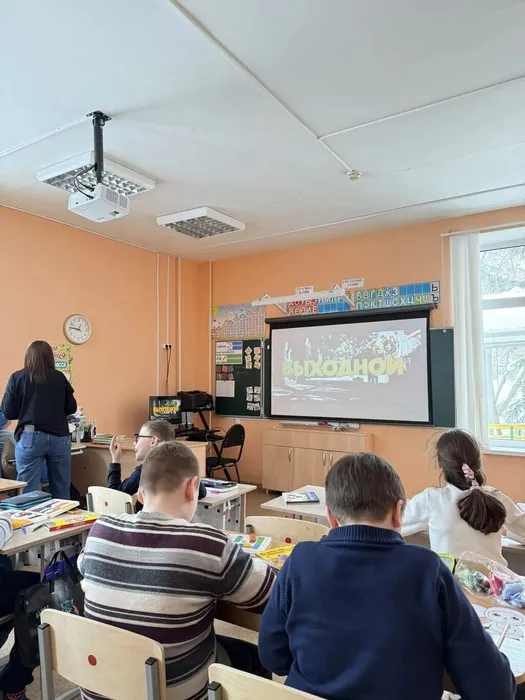 Дети с удовольствием смотрят мультфильм