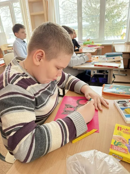 Ученик сосредоточен на своей работе