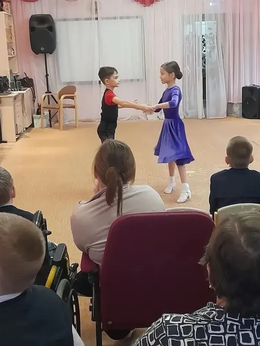 Воспитанники из ДДЮТ выступают с танцем