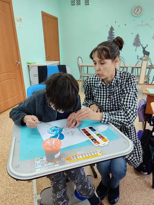 Ученик 1С с мамой рисуют смешарика