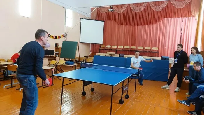 Игра по настольному теннису среди мужчин