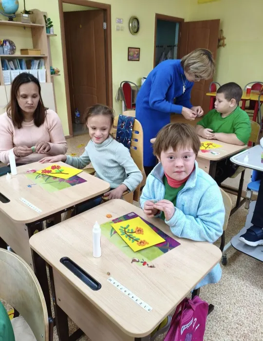 Ребята с 1 Э класса вместе с педагогами и родителями лепят веточку рябины