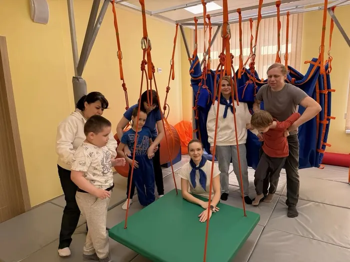 дети с педагогами в сенсорной комнате