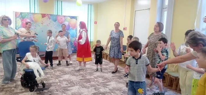 Педагоги и дети танцуют
