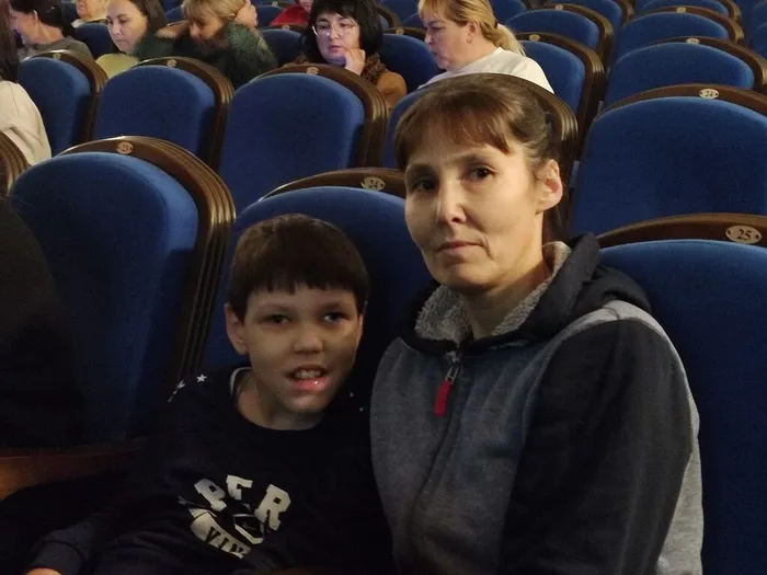 Ученик 1 С Миша П и его мама в театре