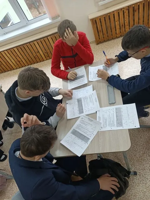 Ученики 7 класса совместно решают задачи