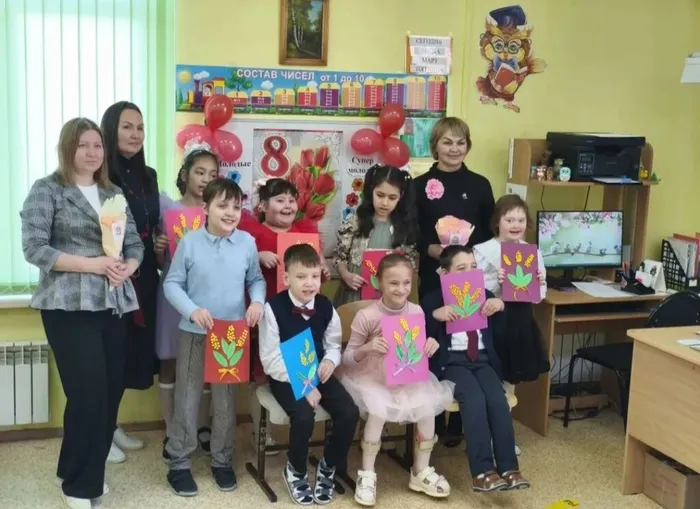 Праздничное фото педагогов и учащихся 1 Э класса