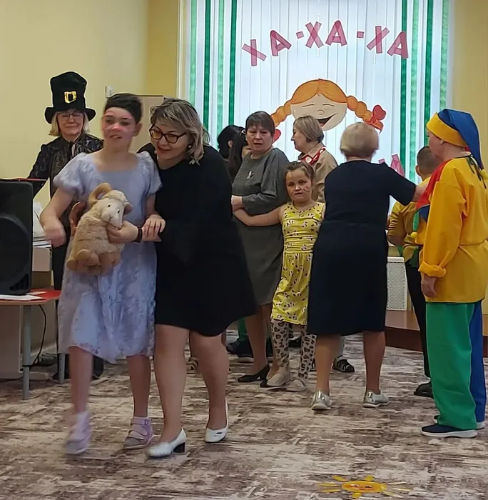 Педагог вместе с девочкой участвуют в состязании на скорость