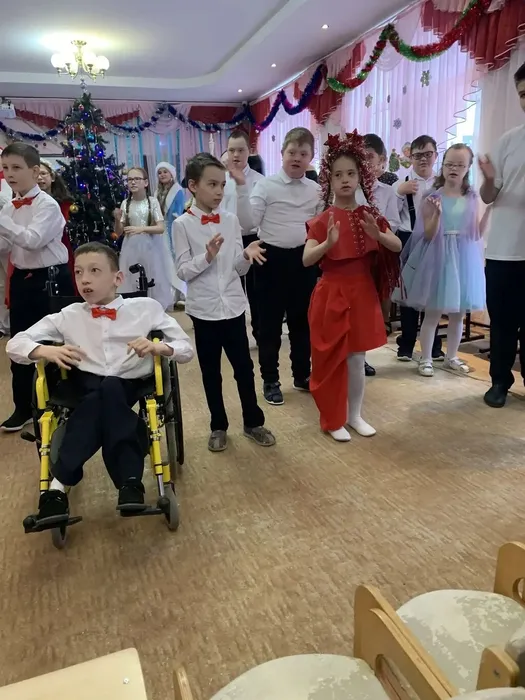 Ученики танцуют новогодний танец