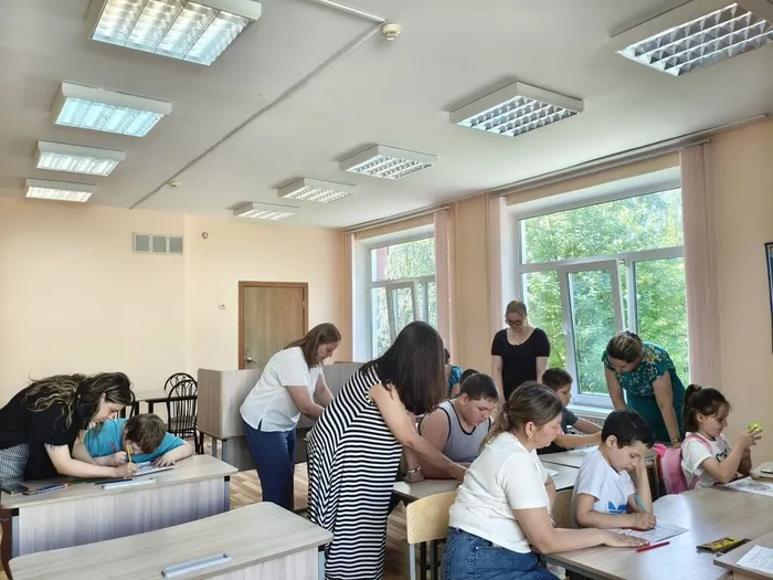 Ученики с педагогами рисуют