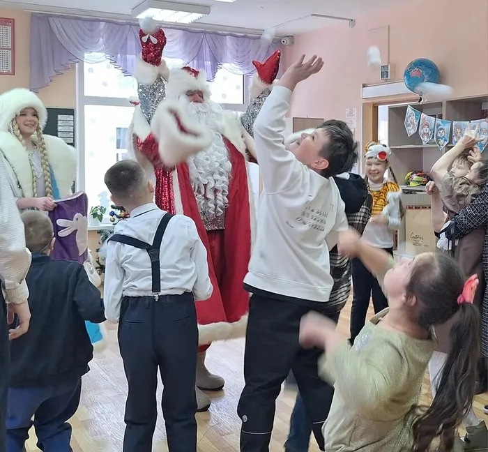 ученики играют в снежки