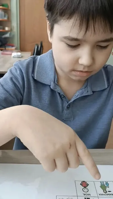 Ученик 2 «И» класса рассказывает стихотворение о весеннем празднике - 8 Марта