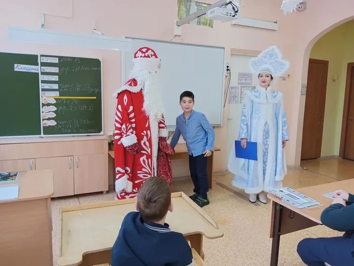 Ученик 4 В читает стихи Деду Морозу