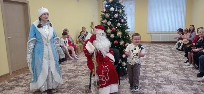 Ребенок рассказывает стихотворение Дедушке Морозу