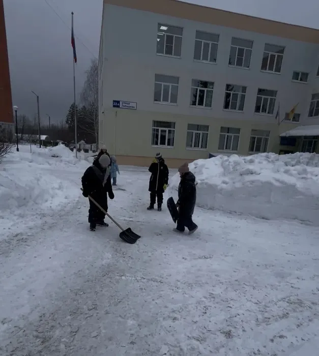Трудовой десант убирает снег