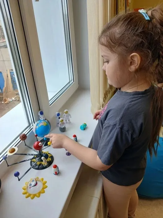 Ребенок изучает планеты солнечной системы