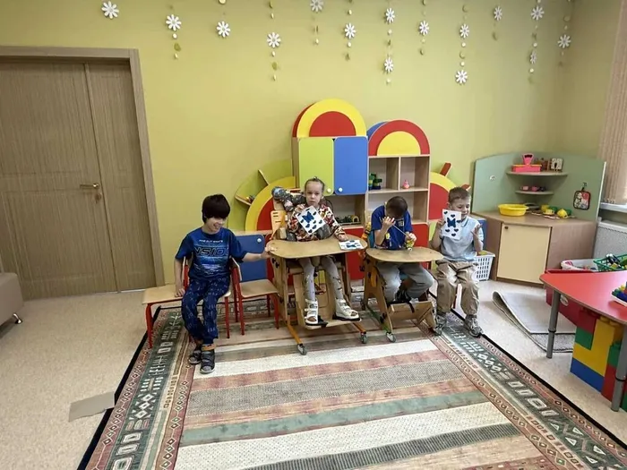 Воспитанники группы Чечек показывают свои рисунки