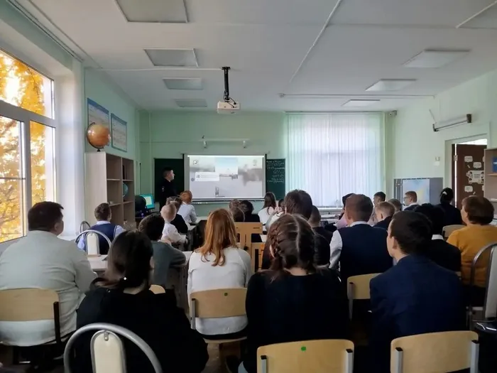 Обучающиеся внимательно смотрят презентацию