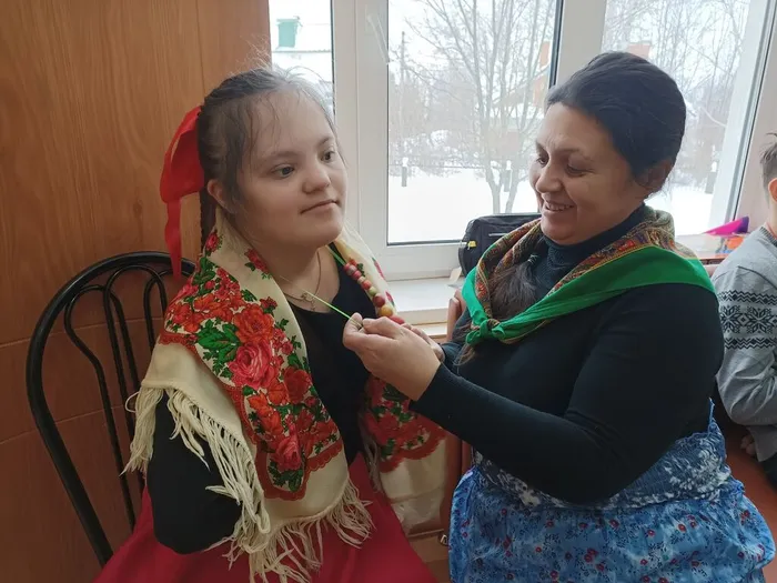 Ученица с мамой наряжаются на праздник