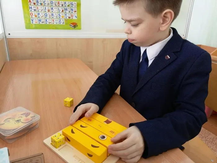 ученик собирает эмоции по образцу