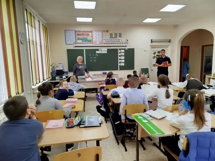Дети слушают рассказ инспектора