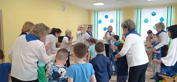 Взрослые и дети танцуют