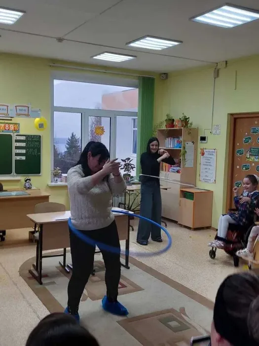 Конкурс для мам  с обручем «Стройная талия»