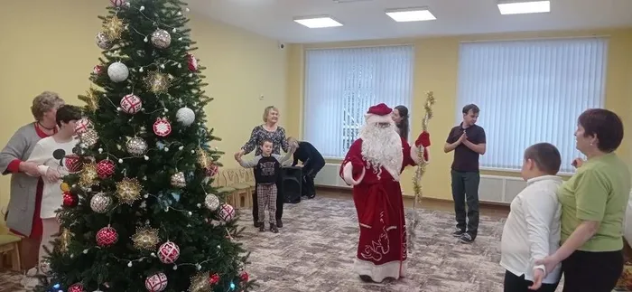 Дети танцуют вместе с Дедом морозом