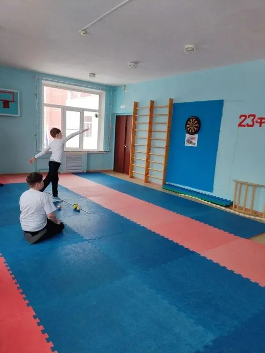 Ученики 5 классов играют в Дартс