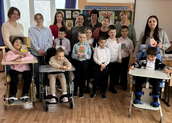 мамы с подарками детей