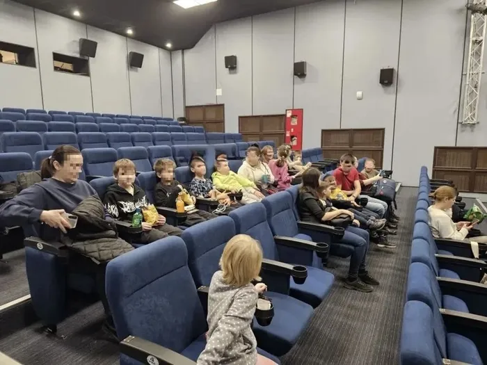 обучающиеся в кинотеатре