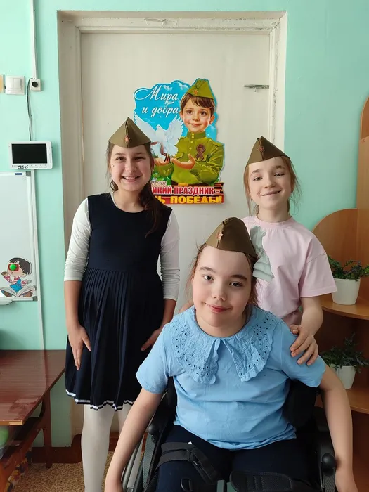 ученицы примерили пилотки с красными звездочками