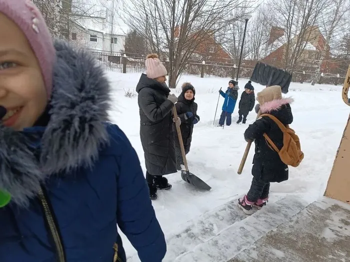 Обучающиеся 1 Л  класса помогают педагогам убирать снег