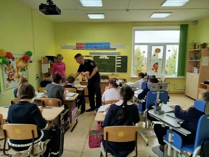 Испектор раздает раскраски детям