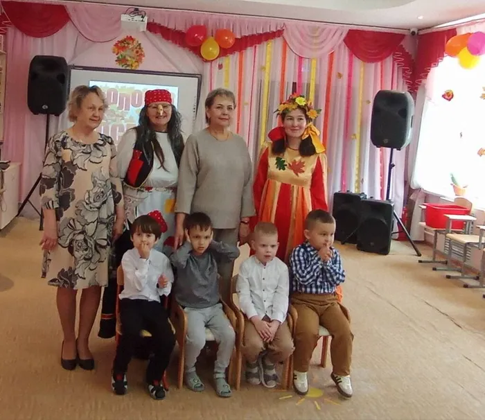Дети и педагоги группы Акварельки