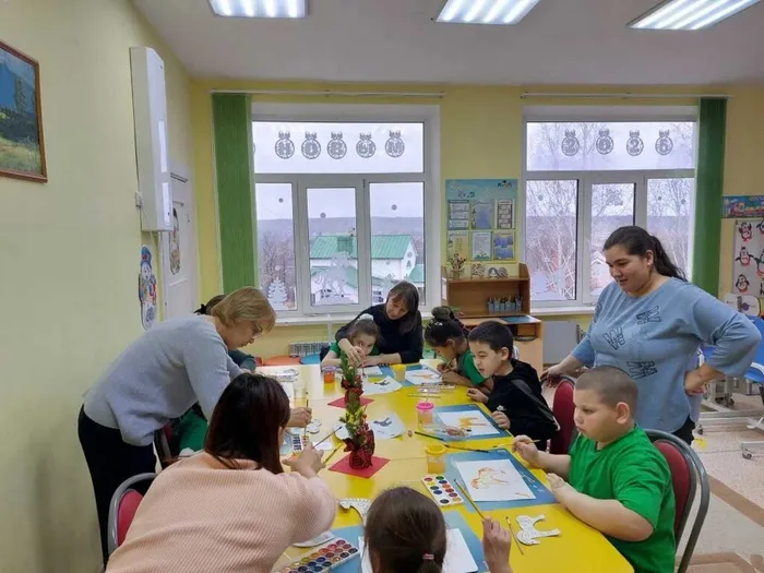 Ребята рисуют лошадок-символов Нового года