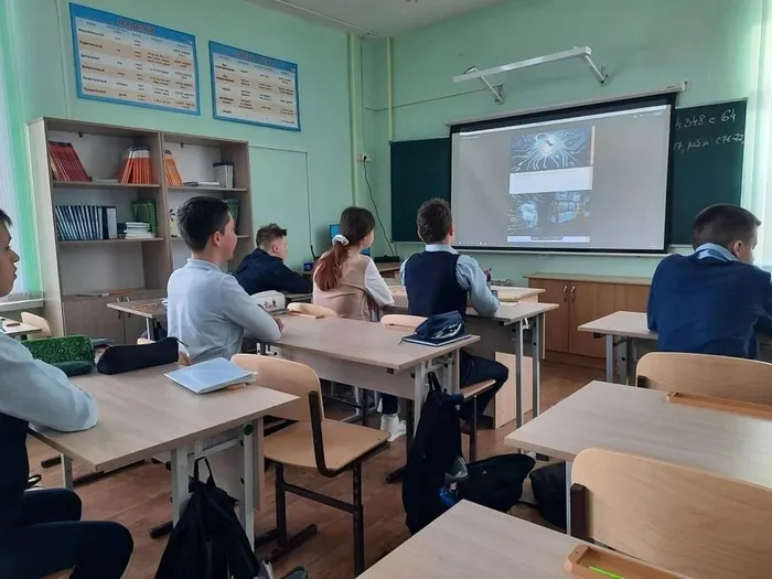 Ученики 6 классов слушают лекцию о кибербезопасности