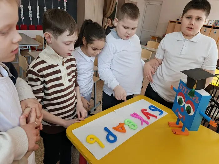 ученики слепили буквы