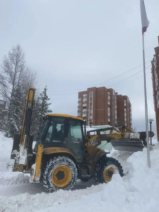 трактор на расчистке территории