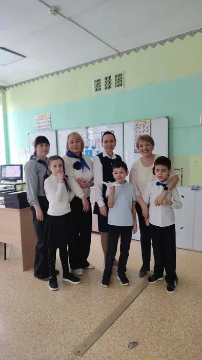 ученики 1 л класса дарят Голубь мира 1 А классу