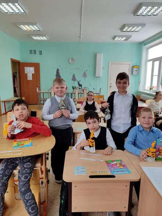 Мальчики 1С класса получили сувениры на 23 февраля