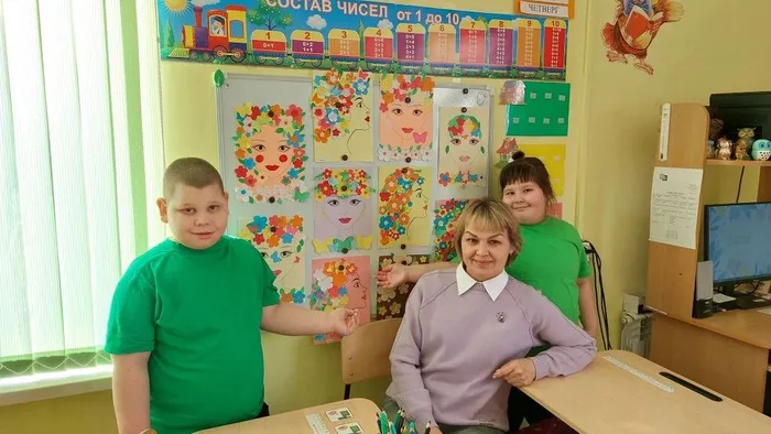Ребята и учитель 1 Э класса на выставке работ Весна-красна